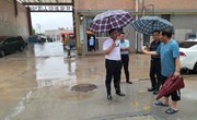 县委常委、常务副县长孟锦涛查看城区雨后排涝情况